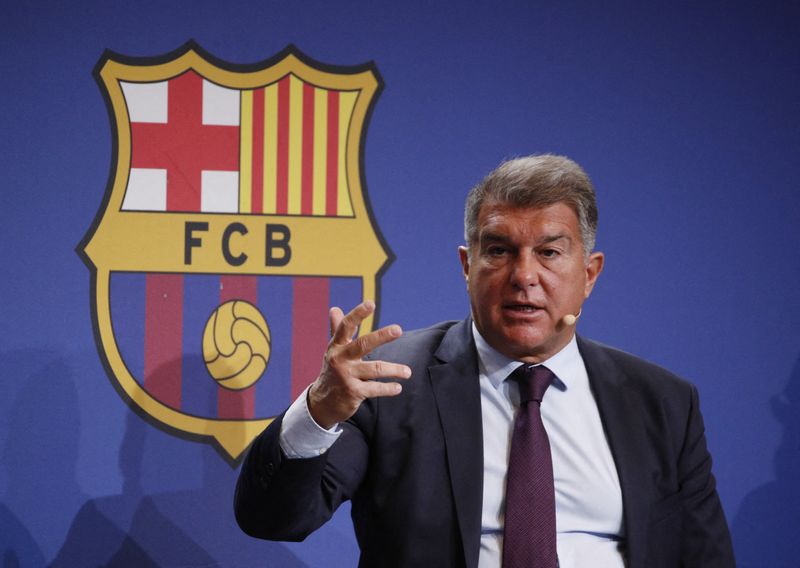 &copy; Reuters. FOTO DE ARCHIVO: El presidente del Fútbol Club Barcelona, Joan Laporta, durante una conferencia de prensa celebrada en el estadio Camp Nou de Barcelona, España, el 1 de febrero de 2022. REUTERS/Albert Gea