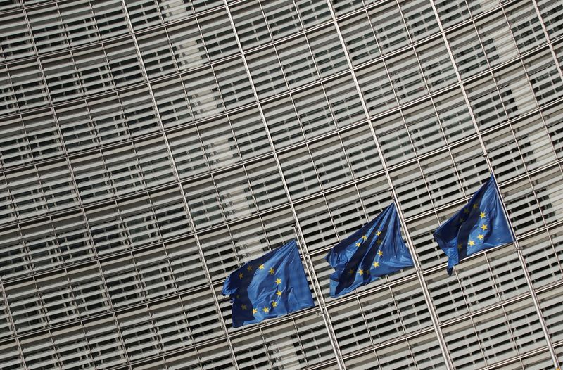 &copy; Reuters. Las banderas de la Unión Europea ondean frente a la sede de la Comisión Europea en Bruselas