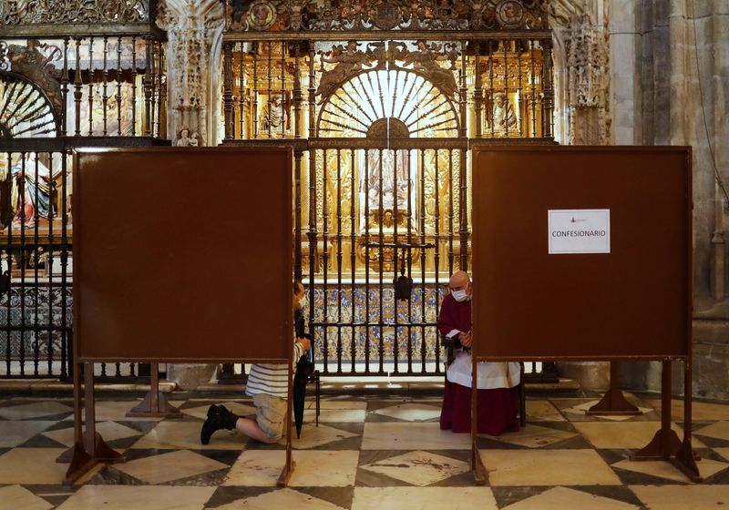 &copy; Reuters. El interior de una iglesia en Sevilla, España, 11 de mayo de 2020. REUTERS/Jon Nazca