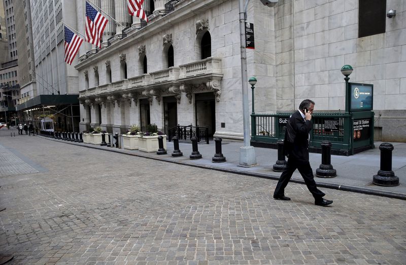 © Reuters. La Bourse de New York a repris son souffle mardi. Dans les premiers échanges, l'indice Dow Jones gagne 0,23% et le Standard & Poor's 500, plus large, progresse de 0,07%. Le Nasdaq Composite cède 0,26%. /Photo d'archives/REUTERS/Brendan McDermid