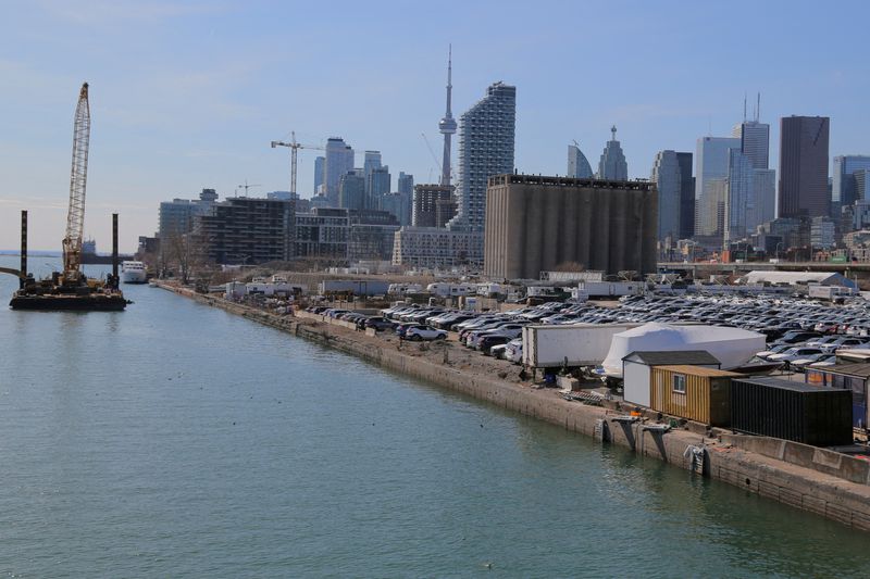 © Reuters. FILE PHOTO: The downtown skyline and CN Tower are seen past the eastern waterfront area in the Port Lands district of Toronto, Ontario, Canada April 3, 2019.  REUTERS/Chris Helgren/File Photo