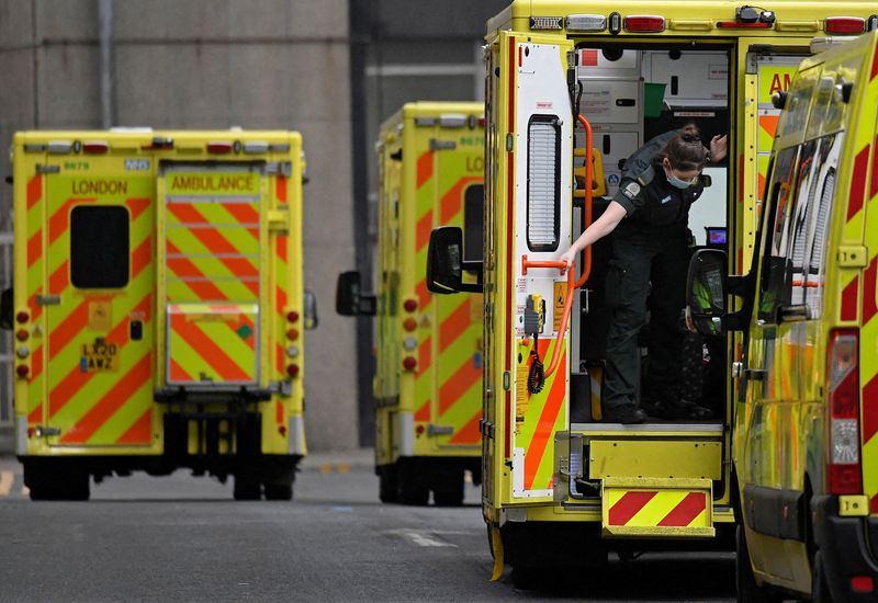 &copy; Reuters. Imagen de archivo de una trabajadora sanitaria cerrando la puerta de una ambulancia afuera del Royal London Hospital, en medio de la pandemia de COVID-19, en Londres, Reino Unido. 7 de enero, 2022. REUTERS/Toby Melville/Archivo
