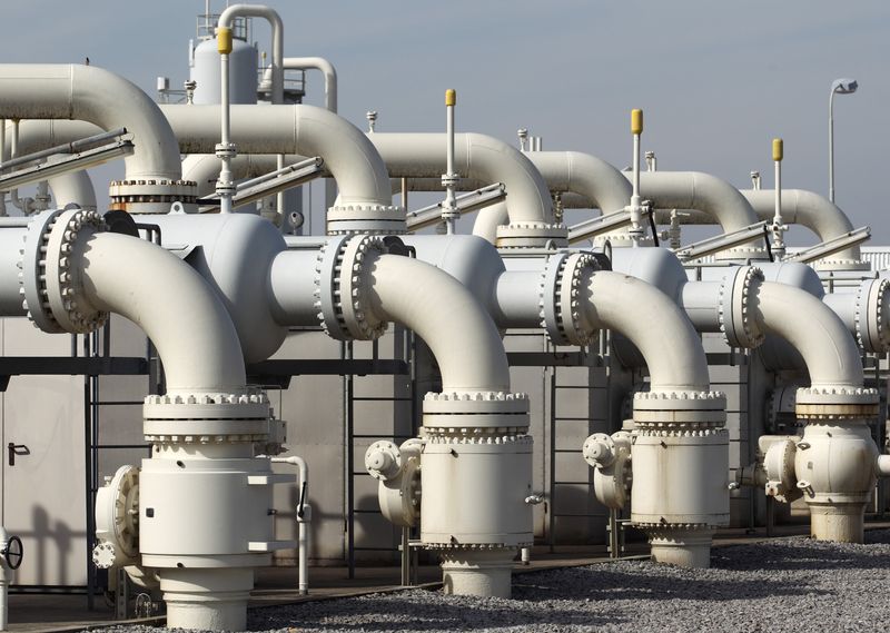 &copy; Reuters. FOTO DE ARCHIVO. Tuberías de gas en el nodo de distribución de gas de Gas Connect Austria en Baumgarten, a unos 40 km al este de Viena, Austria. 6 de marzo de 2013. REUTERS/Heinz-Peter Bader 