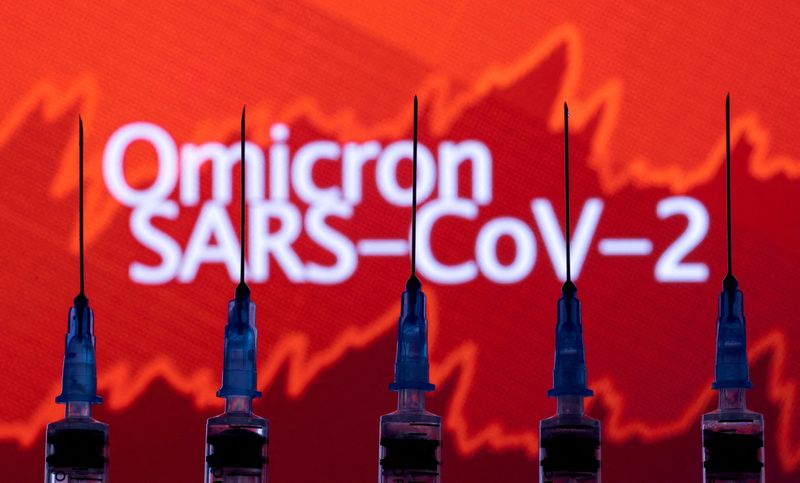 &copy; Reuters. FOTO DE ARCHIVO: Jeringuillas ante un gráfico de stock y las palabras "Omicron SARS-CoV-2" en una ilustración tomada el 27 de noviembre de 2021. REUTERS/Dado Ruvic