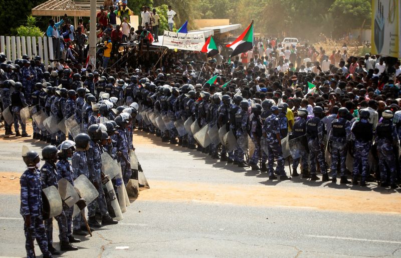 &copy; Reuters. قوات الأمن تغلق الطرق أمام المحتجين قرب البرلمان في السودان. رويترز
