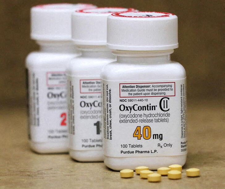 &copy; Reuters. FILE PHOTO: Bottles of prescription painkiller OxyContin pills, made by Purdue Pharma LP sit on a counter at a local pharmacy in Provo, Utah, U.S., April 25, 2017.  REUTERS/George Frey