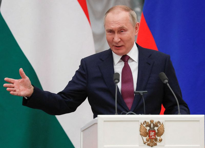 &copy; Reuters. الرئيس الروسي فلاديمير بوتين يتحدث في مؤتمر صحفي في موسكو يوم الثلاثاء. صورة لرويترز من ممثل عن وكالات الأنباء