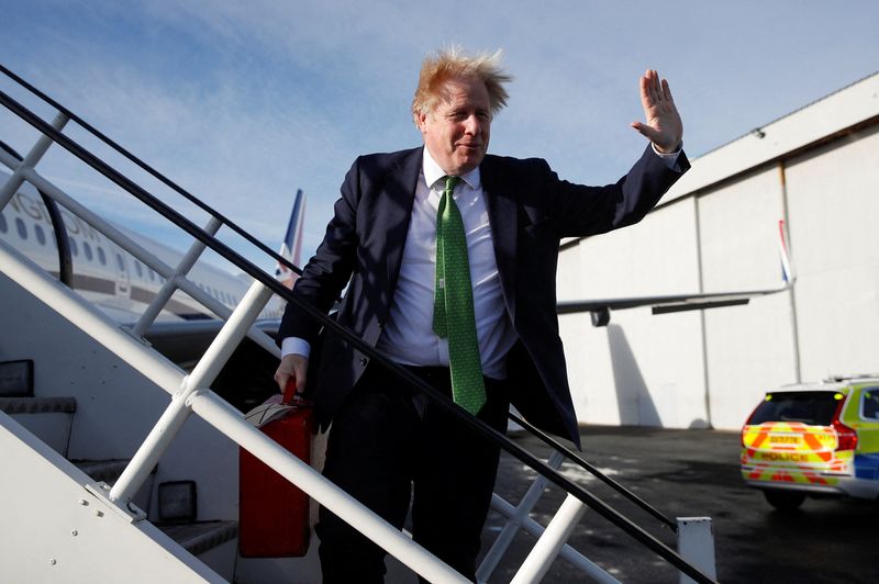 &copy; Reuters. El primer ministro británico, Boris Johnson, aborda un avión para viajar a Ucrania y reunirse con el presidente Volodymyr Zelenskiy, en Londres, Reino Unido. 1 de febrero, 2022. REUTERS/Peter Nicholls/Pool