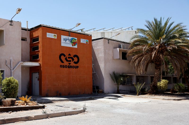 &copy; Reuters. شعار شركة المراقبة إن.إس.أو جروب على فرع الشركة في صحراء وادي عربة في جنوب إسرائيل يوم 22 يوليو تموز 2021. تصوير: أمير كوهين - رويترز.