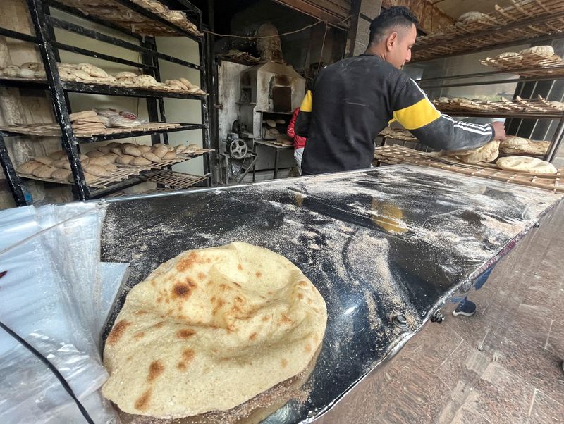 &copy; Reuters. رجل يبيع الخبر في مخبز في حي المعادي بالقاهرة عاصمة مصر في صورة يوم الاثنين. تصوير: عمرو دلش - رويترز.