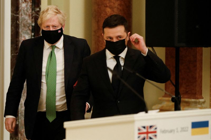 &copy; Reuters. الرئيس الأوكراني فولوديمير زيلينسكي ورئيس الوزراء البريطاني بوريس جونسون يضعان كمامات قبل مؤتمر صحفي في كييف عاصمة أوكرانيا يوم الثلاثاء. 