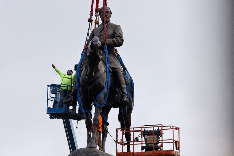 &copy; Reuters. FILE PHOTO: A construction team removes the statue of Confederate General Robert E. Lee, the largest Confederate statue remaining in the United States, in Richmond, Virginia, U.S. September 8, 2021. REUTERS/Evelyn Hockstein/File Photo