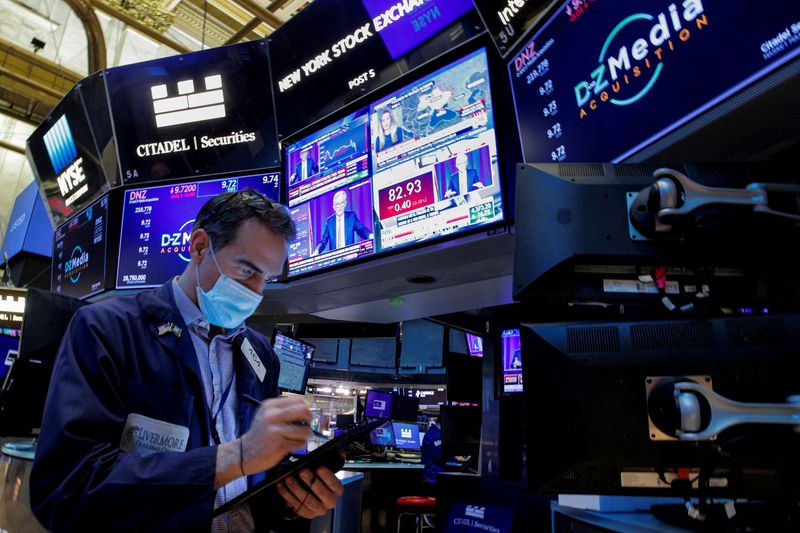 &copy; Reuters. Operador trabalha enquanto Jerome Powell, chair do Federal Reserve, aparece em tela do salão da Bolsa de Valores de Nova York, EUA
26/01/2022
REUTERS/Brendan McDermid