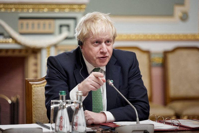 &copy; Reuters. FILE PHOTO: British Prime Minister Boris Johnson holds talks with Ukrainian President Volodymyr Zelenskiy in Kyiv, Ukraine February 1, 2022. Ukrainian Presidential Press Service/Handout via REUTERS 