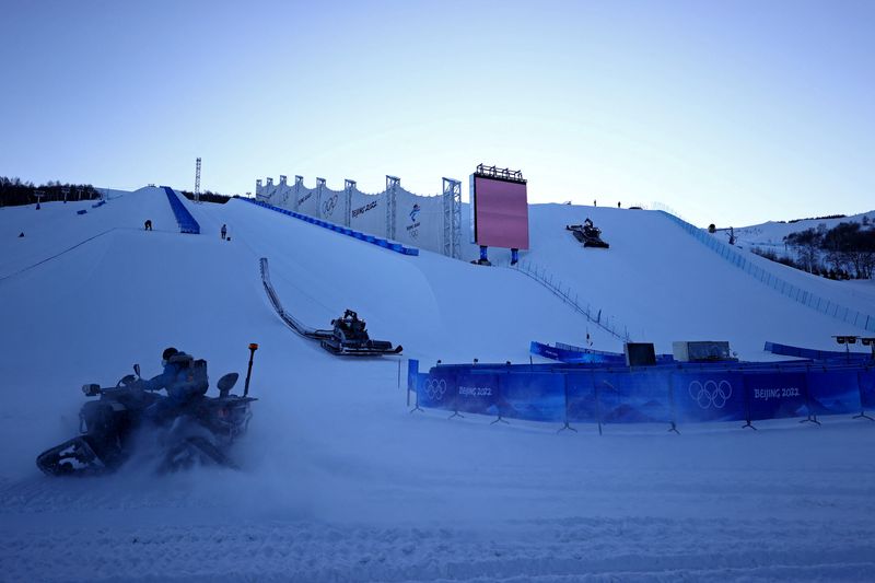 &copy; Reuters. 　北京冬季五輪のスノーボードで金メダルを狙うニュージーランドの選手らが、競技会場に降らせた人工雪の質を称賛している。スノーボード会場で１月撮影（２０２２年　ロイター/LISI NIE