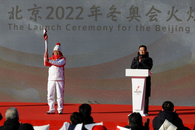 &copy; Reuters. 　４日に開幕する北京冬季五輪の聖火リレーが２日、北京で始まった。新型コロナウイルス対策で３日間限定となるリレーは、コースに万里の長城など歴史的建造物も含まれ、１０００人以