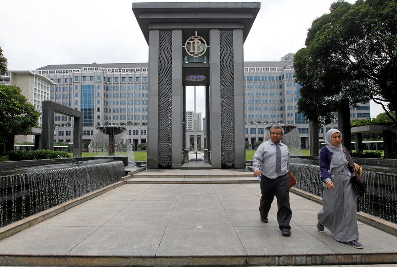 &copy; Reuters. FILE PHOTO: People walk in the courtyard of Indonesia's central bank, Bank Indonesia, in Jakarta, Indonesia September 22, 2016.REUTERS/Iqro Rinaldi