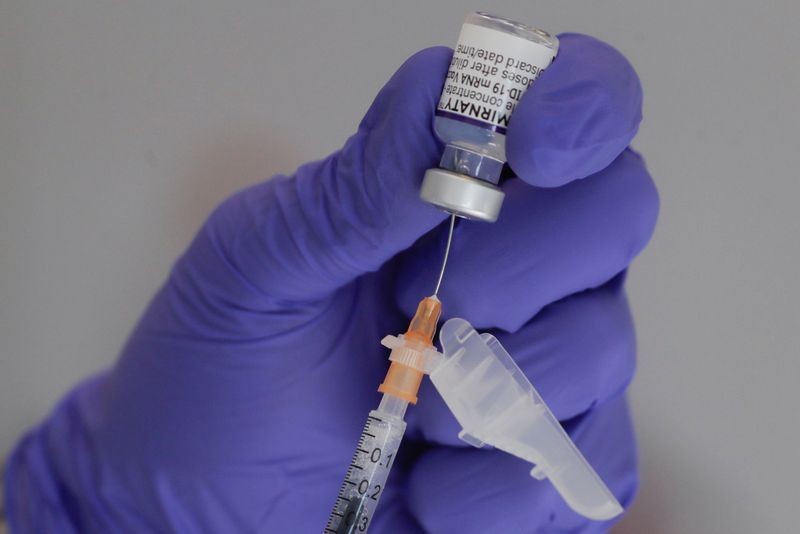 © Reuters. Un trabajador sanitario prepara una dosis de la vacuna 