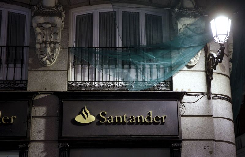 &copy; Reuters. FILE PHOTO:A Santander logo can be seen on a branch in central Madrid, Spain, January 26, 2016. REUTERS/Andrea Comas