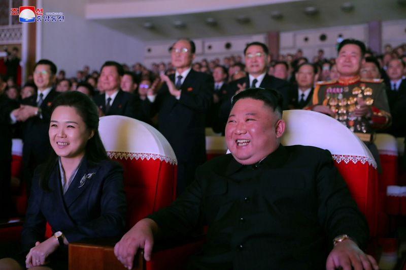 &copy; Reuters. زعيم كوريا الشمالية كيم جونج أون وزوجته ري سول جو في مسرح مانسوداي للفنون في العاصمة بيونجيانج في ذكرى ميلاد الزعيم الراحل كيم جونج إل في صو
