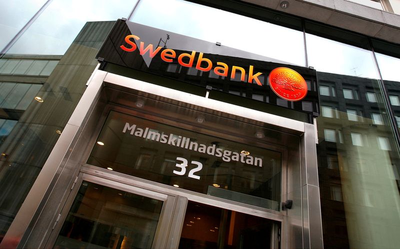 © Reuters. FILE PHOTO: A Swedbank branch located in downtown Stockholm is seen September 30, 2008. REUTERS/Bob Strong