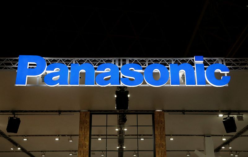 © Reuters. FILE PHOTO: A logo of Panasonic Corp is pictured at the CEATEC JAPAN 2017 (Combined Exhibition of Advanced Technologies) at the Makuhari Messe in Chiba, Japan, October 2, 2017.   REUTERS/Toru Hanai