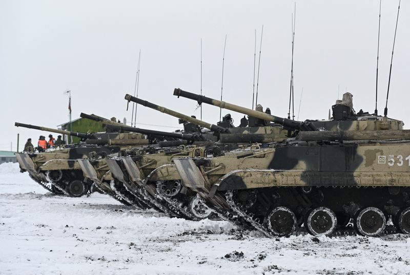 © Reuters. FILE PHOTO: A view shows Russian BMP-3 infantry fighting vehicles during drills held by the armed forces of the Southern Military District at the Kadamovsky range in the Rostov region, Russia January 27, 2022. REUTERS/Sergey Pivovarov