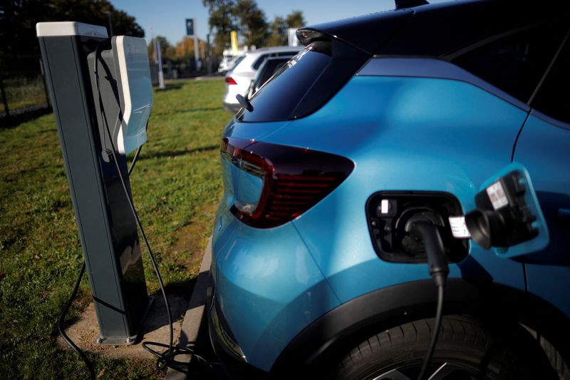 © Reuters. FILE PHOTO: A Renault wallbox is used by a Renault Captur hybrid car at a dealership in Les Sorinieres, near Nantes, France, October 23, 2020. Picture taken October 23, 2020. REUTERS/Stephane Mahe