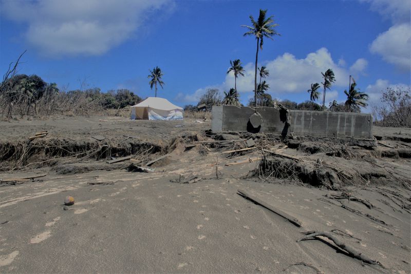 © Reuters. 海底火山の噴火と津波による被害を受けたトンガで新型コロナウイルス感染者が報告され、２日から全土でロックダウン（都市封鎖）に入る。写真は１月２３日、カノクポルで撮影（２０２２年　 Tonga Red Cross Society/Handout via REUTERS）