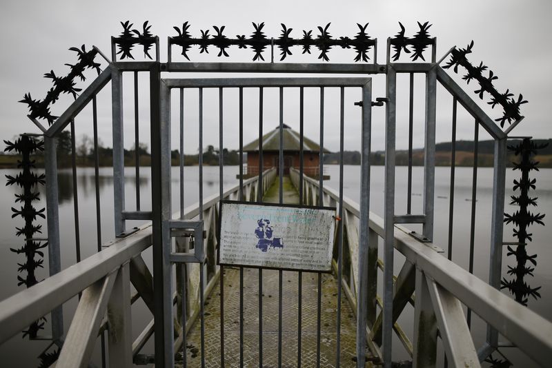 © Reuters. FILE PHOTO: A sign hangs on a gate at Severn Trent Water's Cropston Reservoir, Britain March 18, 2016. REUTERS/Darren Staples