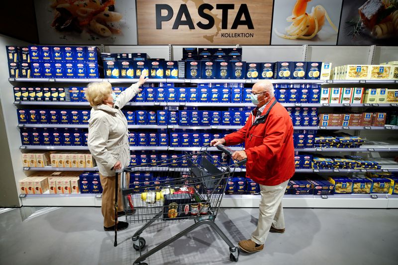 © Reuters. FILE PHOTO: Customers at the Edeka grocery store buy pasta, as the spread of coronavirus disease (COVID-19) continues in Duesseldorf, Germany, April 29, 2020. REUTERS/Wolfgang Rattay/File Photo