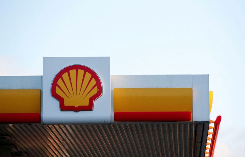 © Reuters. FILE PHOTO: General view of a Shell petrol station sign, in Milton Keynes, Britain, January 5, 2022. REUTERS/Andrew Boyers/File Photo
