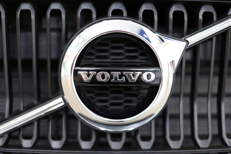 © Reuters. FILE PHOTO: The logo of Volvo is seen on the front grill of a Volvo XC40 SUV displayed at a Volvo showroom in Mexico City, Mexico April 6, 2018. REUTERS/Gustavo Graf