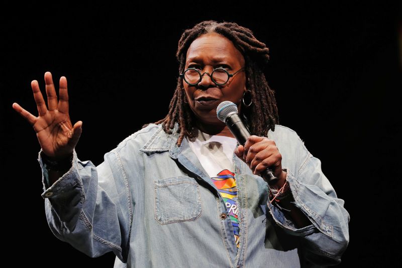 © Reuters. FOTO DE ARCHIVO: Whoopi Goldberg habla durante la ceremonia de apertura del WorldPride 2019, una celebración que marca el 50 aniversario de los disturbios de Stonewall de 1969 y el WorldPride 2019 en Nueva York, Estados Unidos, el 26 de junio de 2019. REUTERS/Lucas Jackson