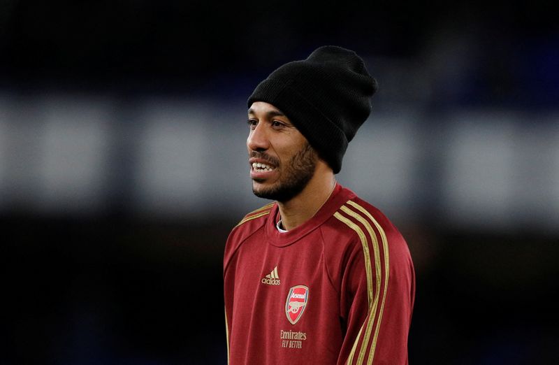 © Reuters. FOTO DE ARCHIVO: Fútbol - Premier League - Everton vs Arsenal - Goodison Park, Liverpool, Gran Bretaña - 6 de diciembre de 2021. Pierre-Emerick Aubameyang, del Arsenal, durante el calentamiento antes del partido. REUTERS/Phil Noble  