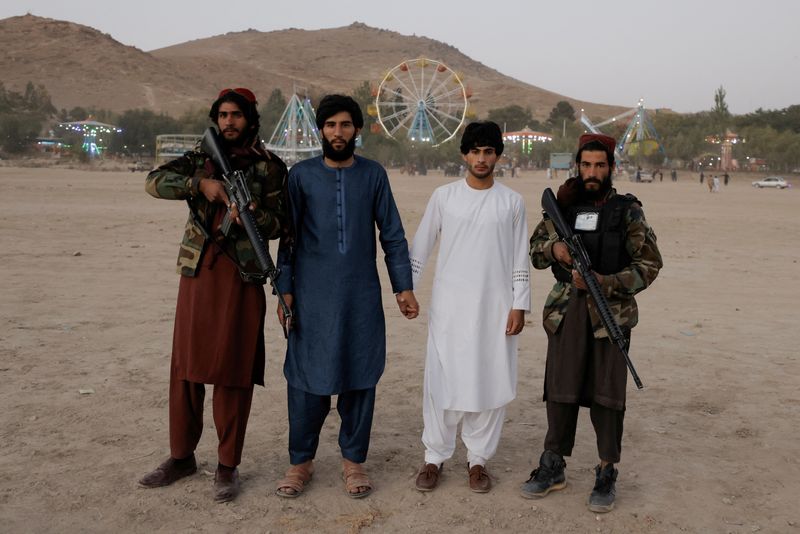&copy; Reuters. زوار لمتنزه ترفيهي مع مقاتلين من حركة طالبان في كابول في الثامن من أكتوبر تشرين الأول 2021. تصوير جورجي سيلفا- رويترز.