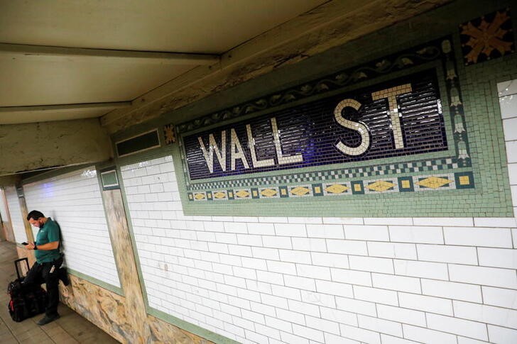 © Reuters. A person waits on the Wall Street subway platform in the Financial District of Manhattan, New York City, U.S., August 20, 2021. REUTERS/Andrew Kelly