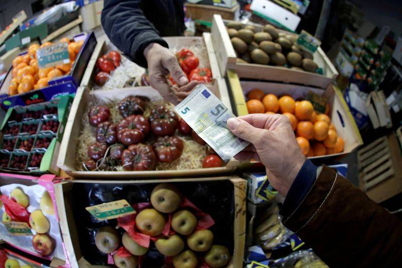 © Reuters. FILE PHOTO: A shopper pays with a euro bank note in a market in Nice, France, April 3, 2019.  REUTERS/Eric Gaillard//File Photo