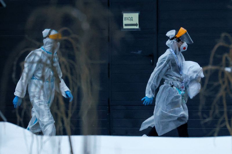 &copy; Reuters. Medical specialists walk outside a hospital for patients infected with the coronavirus disease (COVID-19) on the outskirts of Moscow, Russia February 1, 2022. REUTERS/Maxim Shemetov