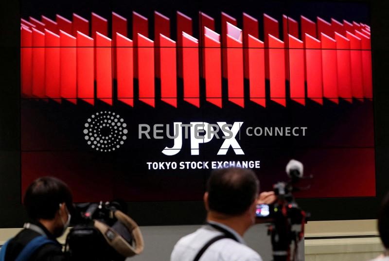 © Reuters. Câmeras aguardam abertura do mercado em frente a telão na bolsa de Tóquio
02/10/2020. REUTERS/Kim Kyung-Hoon/File Photo