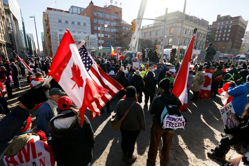 &copy; Reuters. FILE PHOTO: Truckers and supporters attend a demonstration near Parliament Hill as they continue to protest against coronavirus disease (COVID-19) vaccine mandates, in Ottawa, Ontario, Canada January 31, 2022. REUTERS/Blair Gable/File Photo