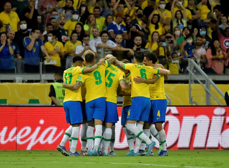 &copy; Reuters. Jogadores da seleção brasileira comemoram terceiro gol marcado contra o Paraguai pelas eliminatórias para a Copa do Mundo
01/02/2022 REUTERS/Washington Alves 