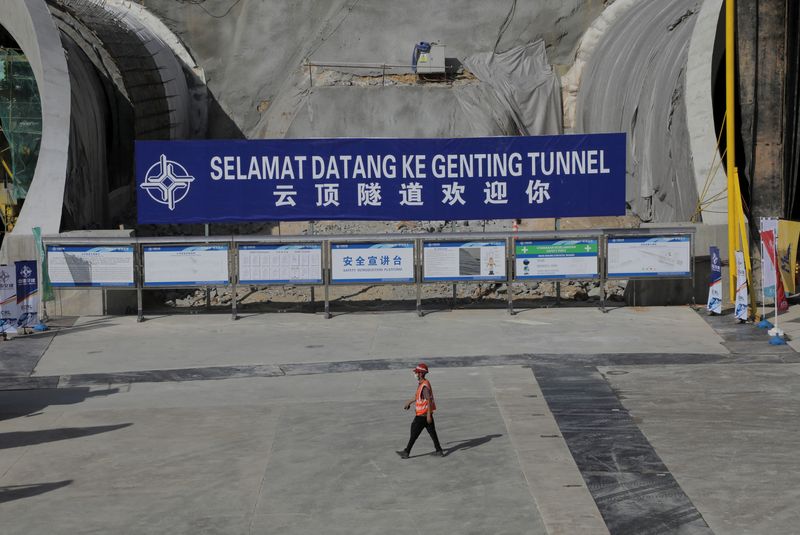© Reuters. عامل في موقع بناء في ماليزيا ضمن مشروع الحزام والطريق الصيني في 13 يناير كانون الثاني 2022. تصوير هاسنور حسين- رويترز.