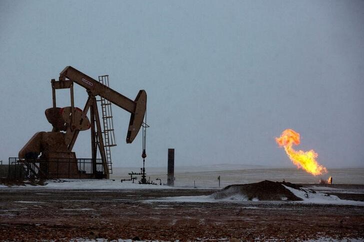 &copy; Reuters. Imagen de archivo de una llamarada junto a una bomba de extracción petrolera a las afueras de Williston, Dakota del Norte, EEUU.