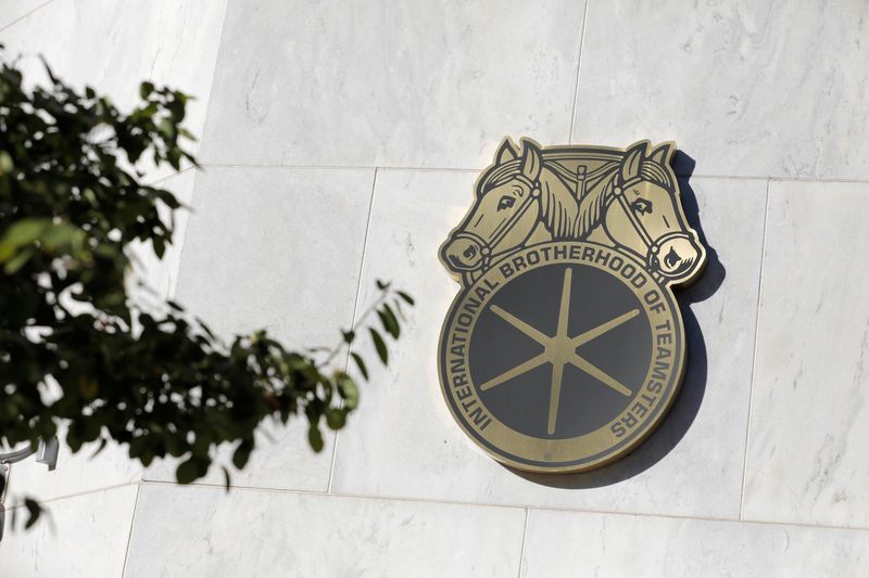 © Reuters. FILE PHOTO: The logo of the International Brotherhood of Teamsters labor union is seen on the outside of their headquarters in Washington, D.C., U.S., August 30, 2020. REUTERS/Andrew Kelly