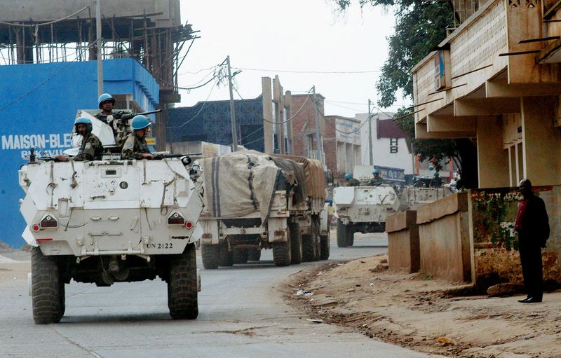 © Reuters. Comboio de blindados da ONU patrulham ruas de Bukavu, no leste da República Democrática do Congo
03/06/2004 REUTERS/Str RSS/DL