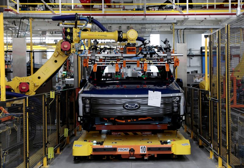 © Reuters. FILE PHOTO: A robot works on a Ford pre-production all-electric F-150 Lightning truck prototype at the Rouge Electric Vehicle Center in Dearborn, Michigan, U.S. September 16, 2021.   REUTERS/Rebecca Cook/File Photo