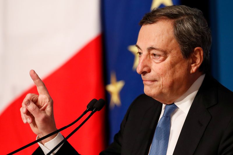 &copy; Reuters. FILE PHOTO: Italian Prime Minister Mario Draghi gestures as he holds his end-of-year news conference in Rome, Italy, December 22, 2021. REUTERS/Remo Casilli