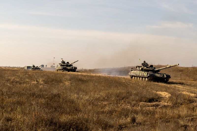 © Reuters. دبابات تابعة للقوات المسلحة الأوكرانية خلال تدريبات عسكرية قرب الحدود مع شبه جزيرة القرم التي ضمتها روسيا في صورة لرويترز من المكتب الصحفي لهيئة أركان الجيش الأوكراني بتاريخ 17 نوفمبر تشرين الثاني 2021.