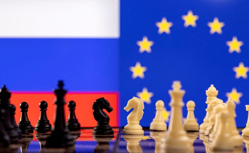 &copy; Reuters. FILE PHOTO: Chess pieces are seen in front of displayed Russian and EU flags in this illustration taken January 25, 2022. REUTERS/Dado Ruvic/Illustration